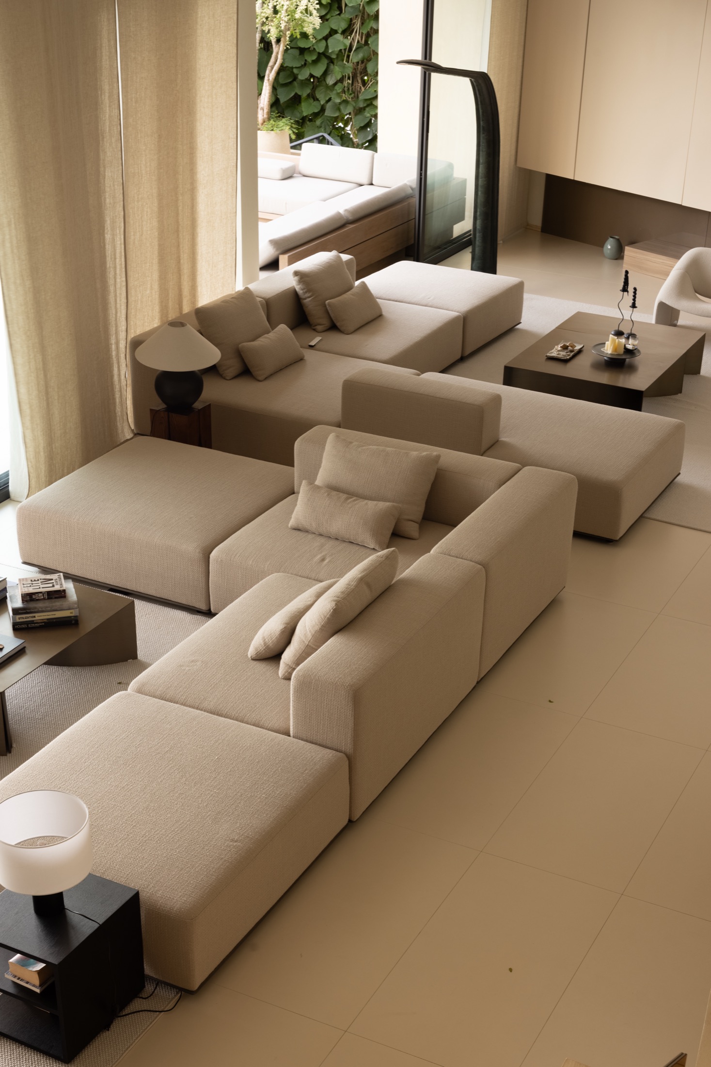 KW2 Residence pool and outdoor area